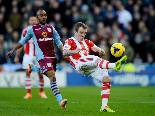 Glenn Whelan holds off Fabian Delph