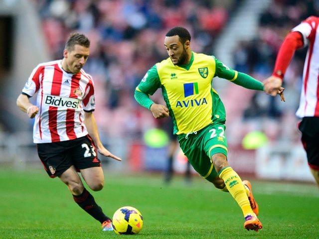 Emauele Giaccherini and Nathan Redmond battle for the ball
