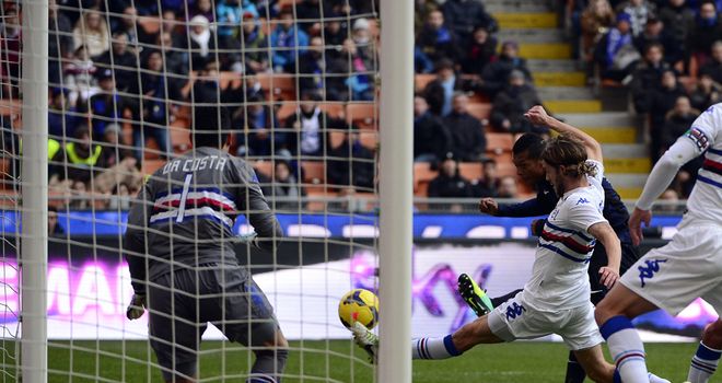 Fredy Guarin scores for Inter Milan.