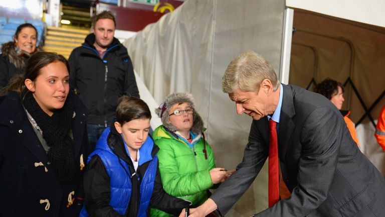 Arsene-Wenger-Fans-Villa-Park_3066139.jp