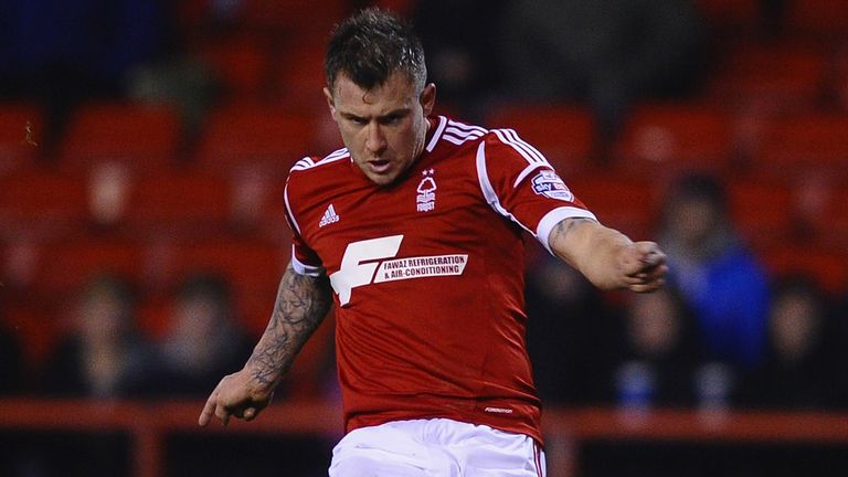 Simon Cox: Returns to Reading from Nottingham Forest