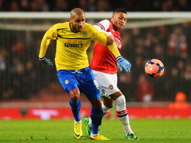 Alex Oxlade-Chamberlain gets hold of Leon Clarke
