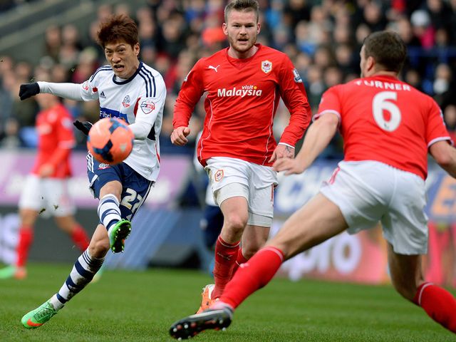 Chung-Yong Lee shoots at goal