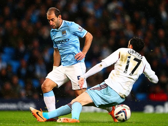 Joey O'Brien tackles Pablo Zabaleta