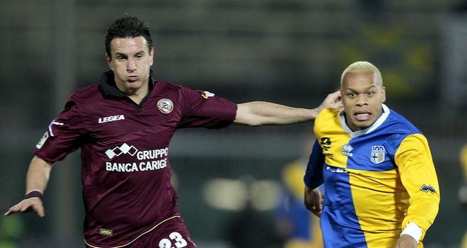 Emerson Ramos and Jonathan Biabiany tangle.
