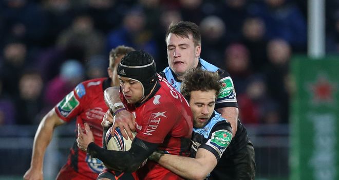 Toulon's Matt Giteau is tackled by Ruaridh Jackson and Stuart Hogg