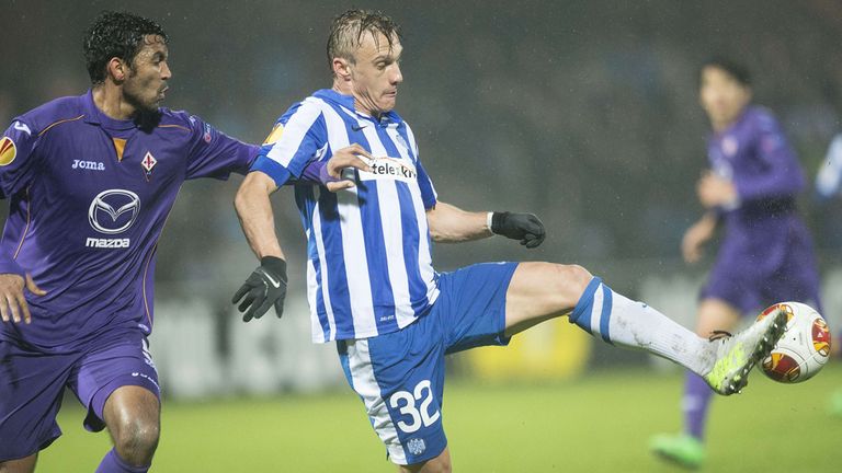 Martin Pusic (r): Tries to fend off a tackle from defender Marvin Compper