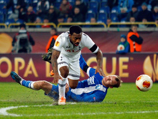 Danny Rose challenges for the ball against Roman Zozulya