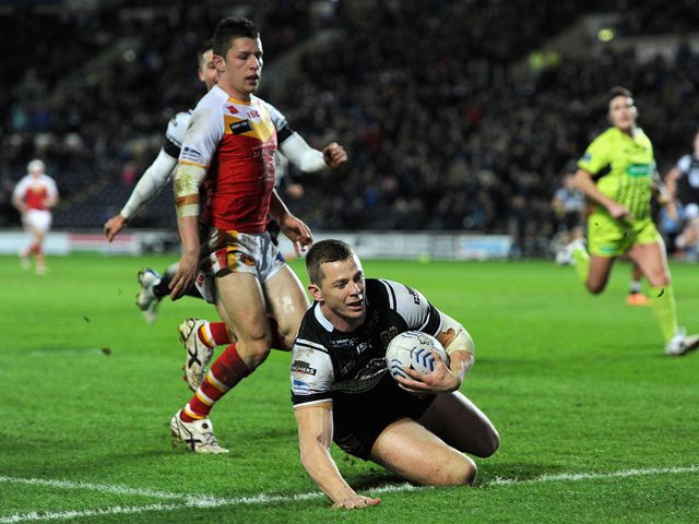 Richard Horne goes in for a Hull FC try