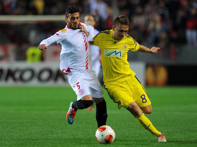 Diogo Figueiras vies for the ball with Dejan Mezga