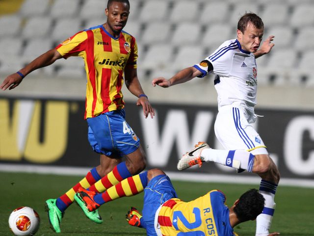 Valencia's Ricardo Costa and Seydou Keita defend against Oleh Husyev