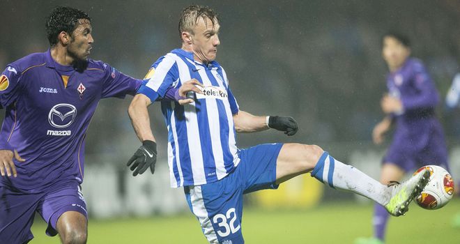Martin Pusic (r): Tries to fend off a tackle from defender Marvin Compper