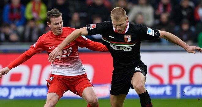 Vladimir Darida challenges Ragnar Klavan