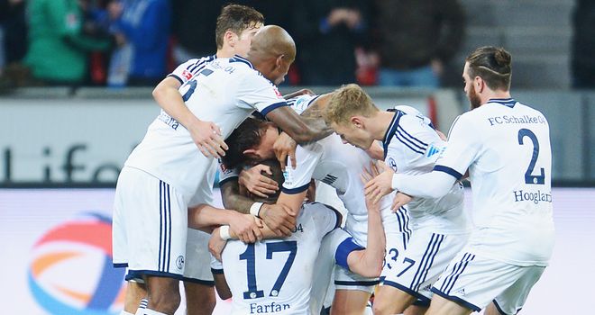 Schalke celebrate Klaas-Jan Huntelaar's winner