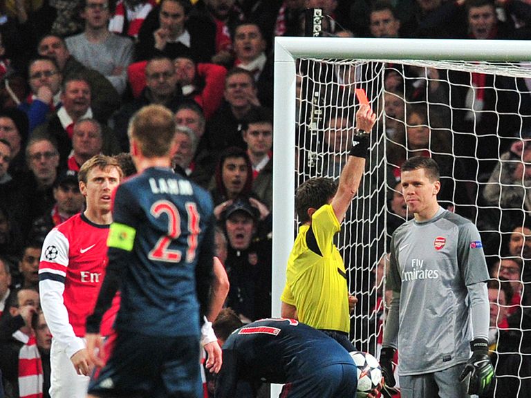 Wojciech Szczesny is sent off against Bayern Munich