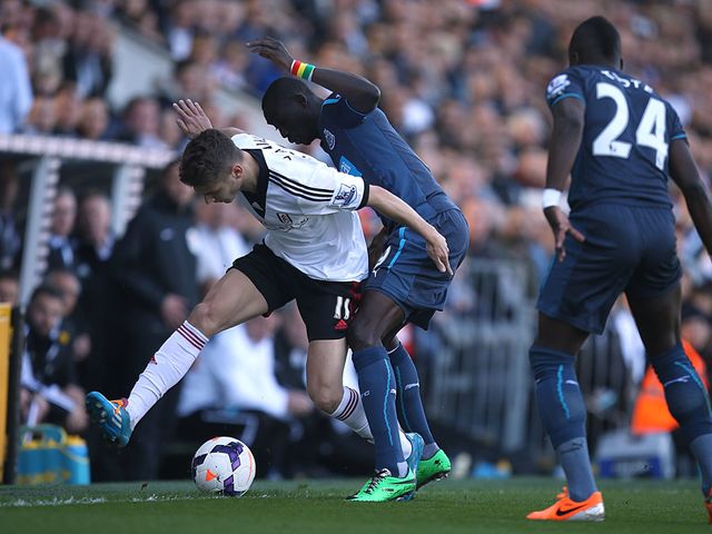 Alex Kacaniklic and Papiss Cisse battle for the ball