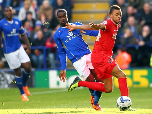 Jordan Cousins holds off Jeffrey Schlupp