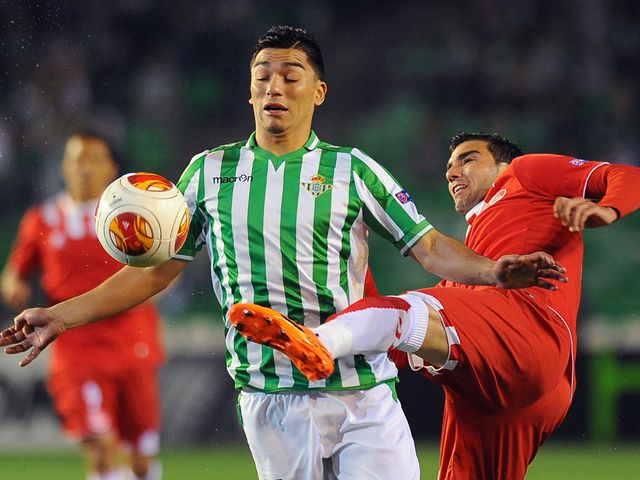 Jose Antonio Reyes gets a challenge in
