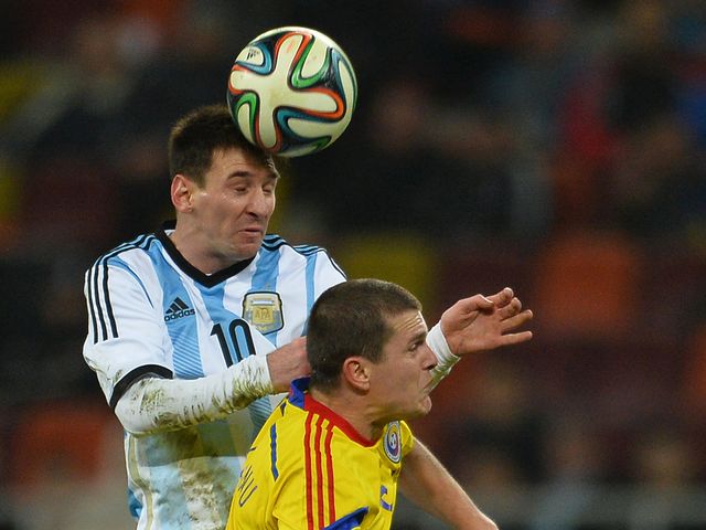 Lionel Messi wins a header