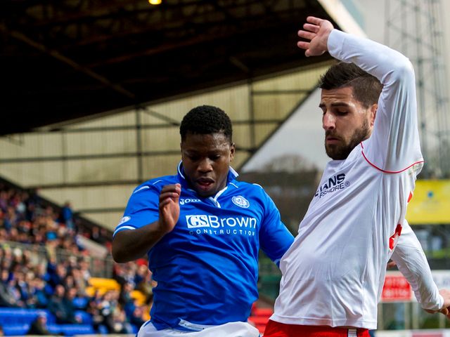 Nigel Hasselbaink and Evangelos Oikonomou battle for the ball