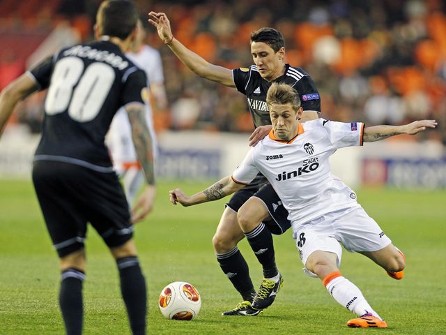 Fede Cartabia takes a tumble