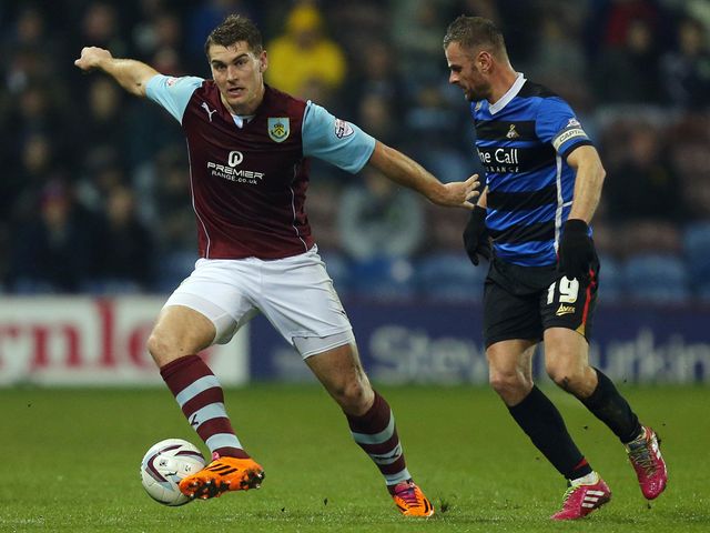 Burnley's Sam Vokes (l) holds off Doncaster's Richie Wellens