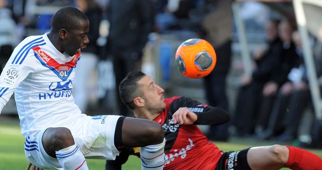 Mouhamadou Dabo and Jonathan Martins Pereira battle for the ball