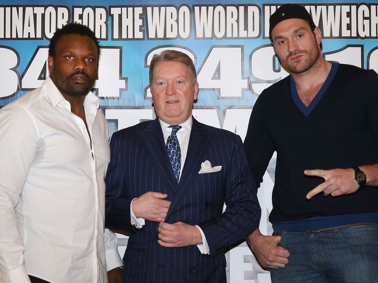 Chisora (l) and Fury (r) pose with promoter Frank Warren