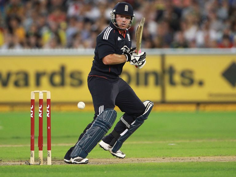 Bell playing T20 for England in Melbourne in January 2011