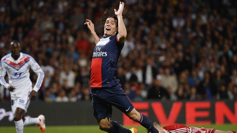 Edinson Cavani falls over