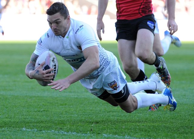Danny Brough touches down for the Giants