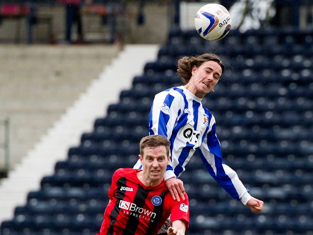 Jackson Irvine beats Steven Anderson to a header