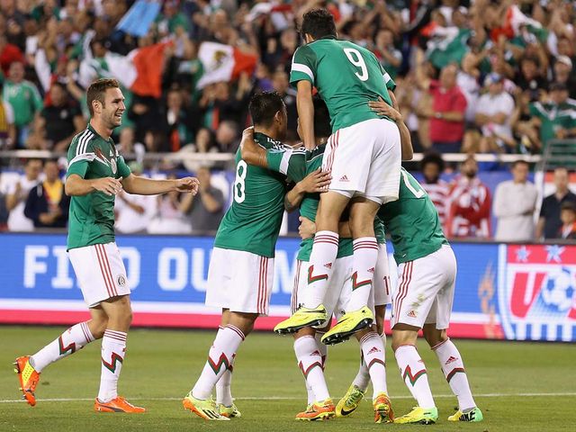 Mexico celebrate Alan Pulido's leveller