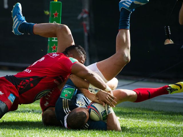 Simon Zebo crashes in for a Munster try