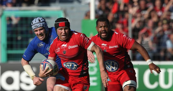 Matt Giteau on the charge for Toulon