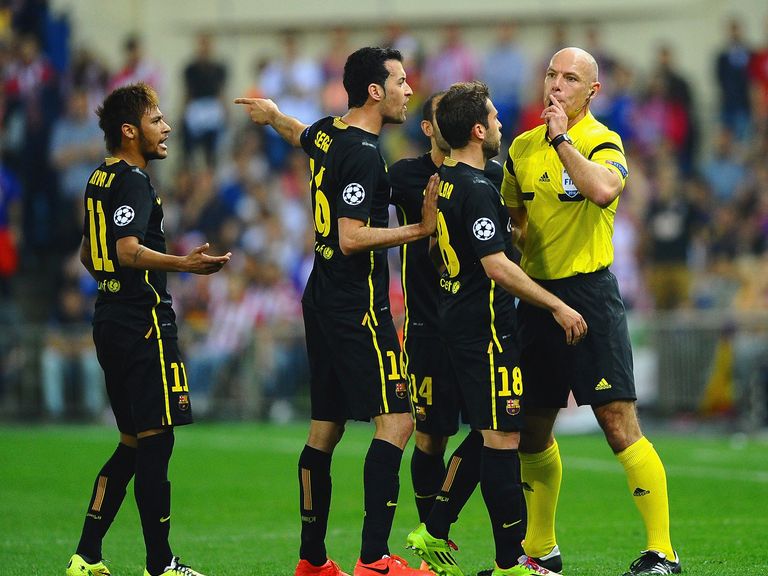 Howard Webb takes charge of the Barcelona players