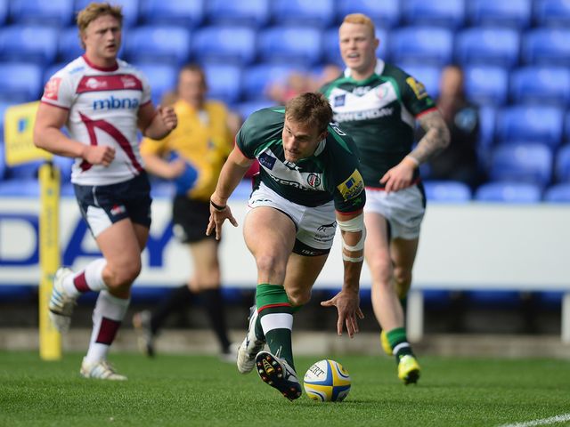 Andrew Fenby claims a London Irish try