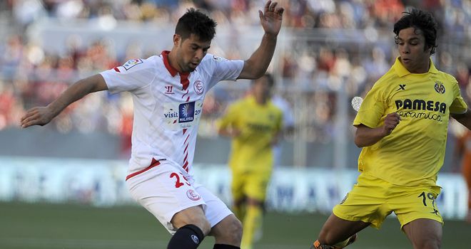 Coke of Sevilla (left) vies with Villarreal's Oliver