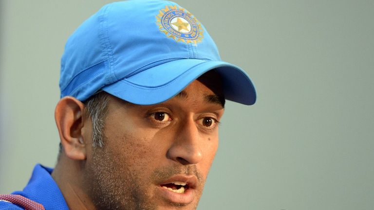 MS Dhoni: Says England must back Alastair Cook