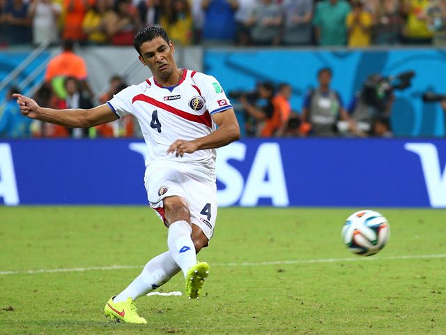 Michael Umana scores Costa Rica's winning penalty
