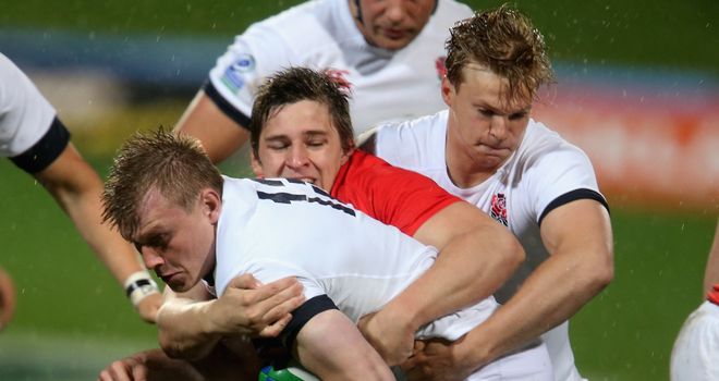 Nick Tompkins is tackled by Lautaro Bavaro