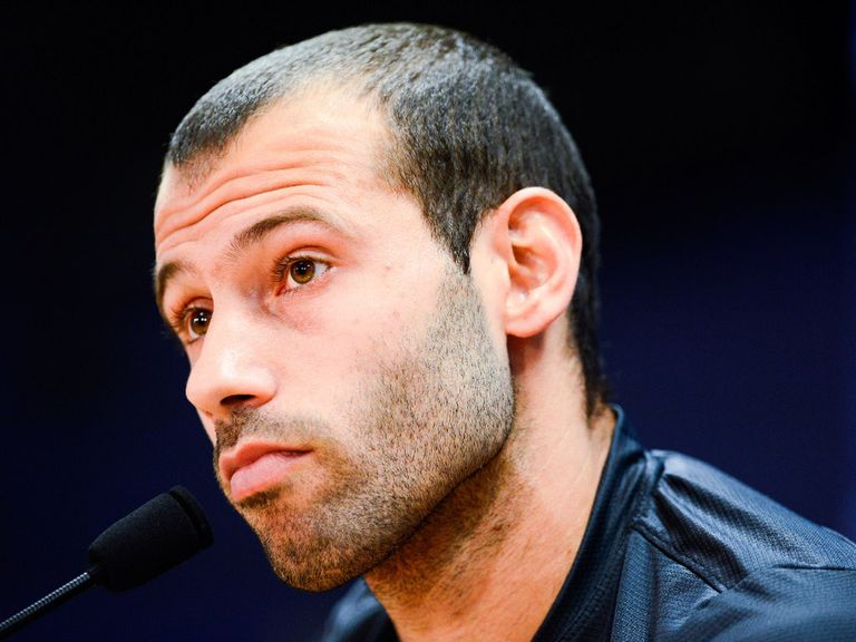 Javier Mascherano has signed a new four-year contract with Barcelona.