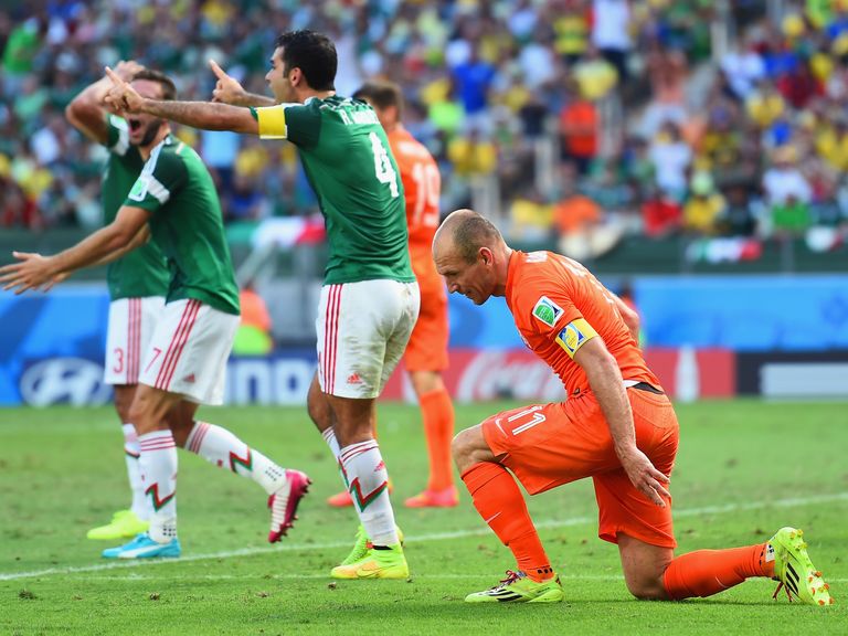 Mexico fume after Robben wins the late penalty