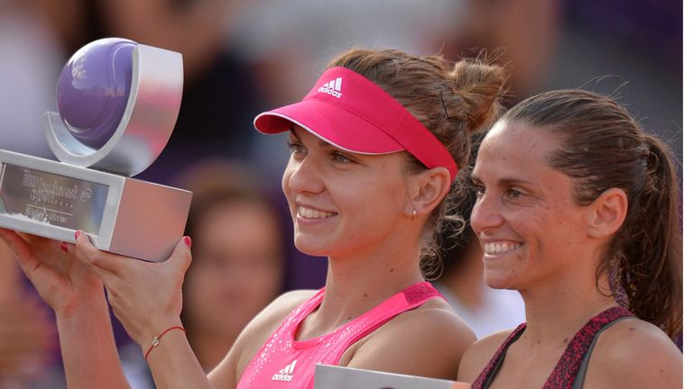 Simona Halep (l) celebrates her success