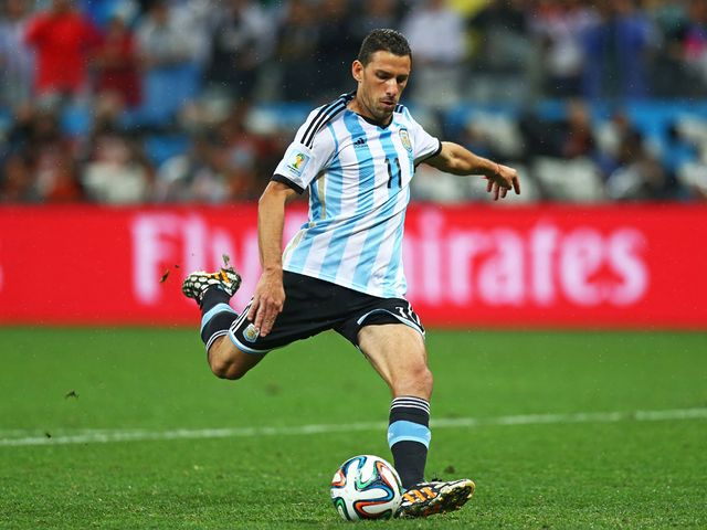 Maxi Rodriguez scores Argentina's winning penalty