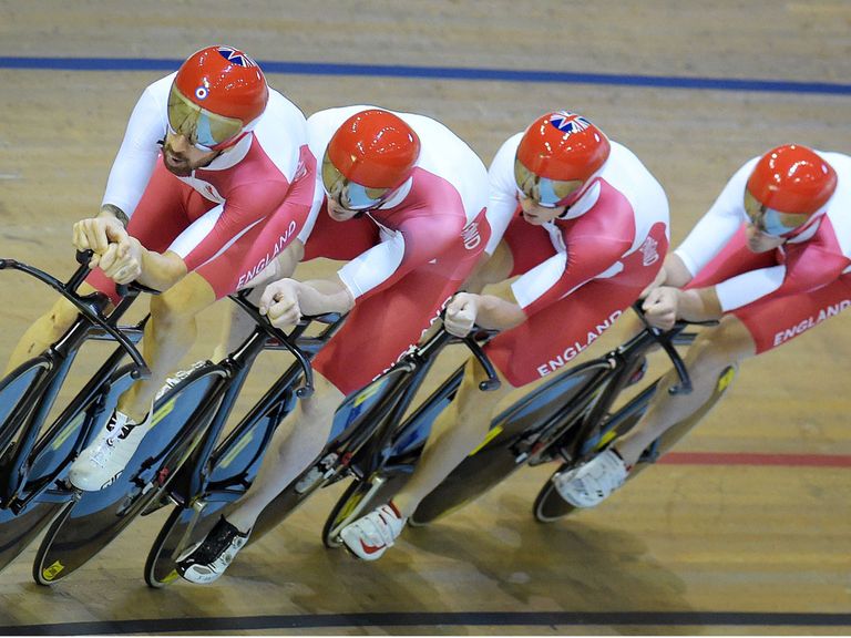 Bradley Wiggins leads England into the final