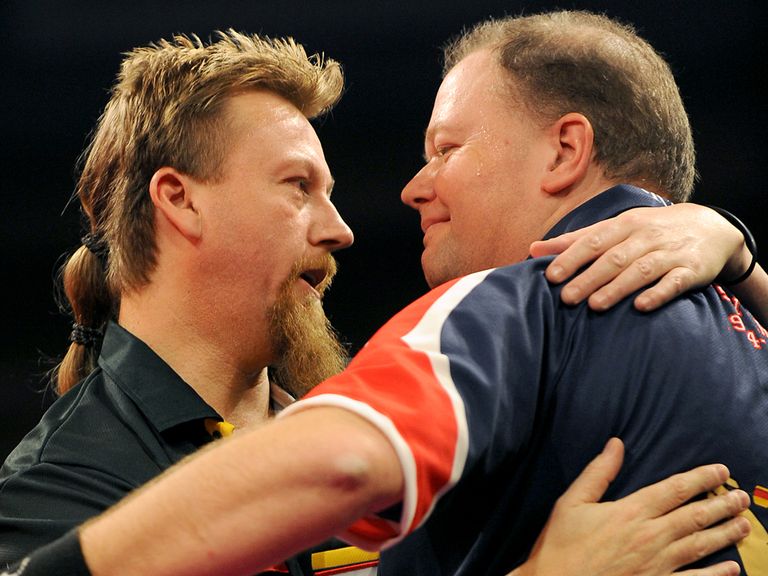 Simon Whitlock (l) put ot Van Barneveld