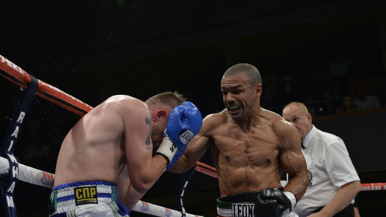 Leonard Bundu (r) claimed a split decision victory over Frankie Gavin (photo courtesy of Leigh Dawney)