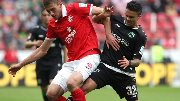 Hanover's midfielder Leonardo Bittencourt (right) and Mainz defender Stefan Bell vie for the ball