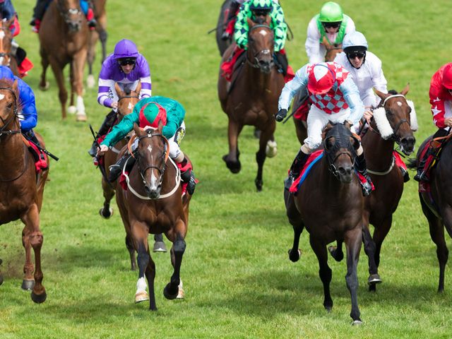Red Avenger wins under Jimmy Fortune (red and blue diamonds, right of centre)